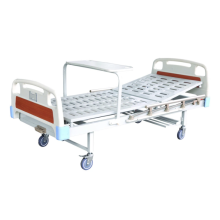 Medizinisches Krankenhausbett aus Metall mit einer Kurbel